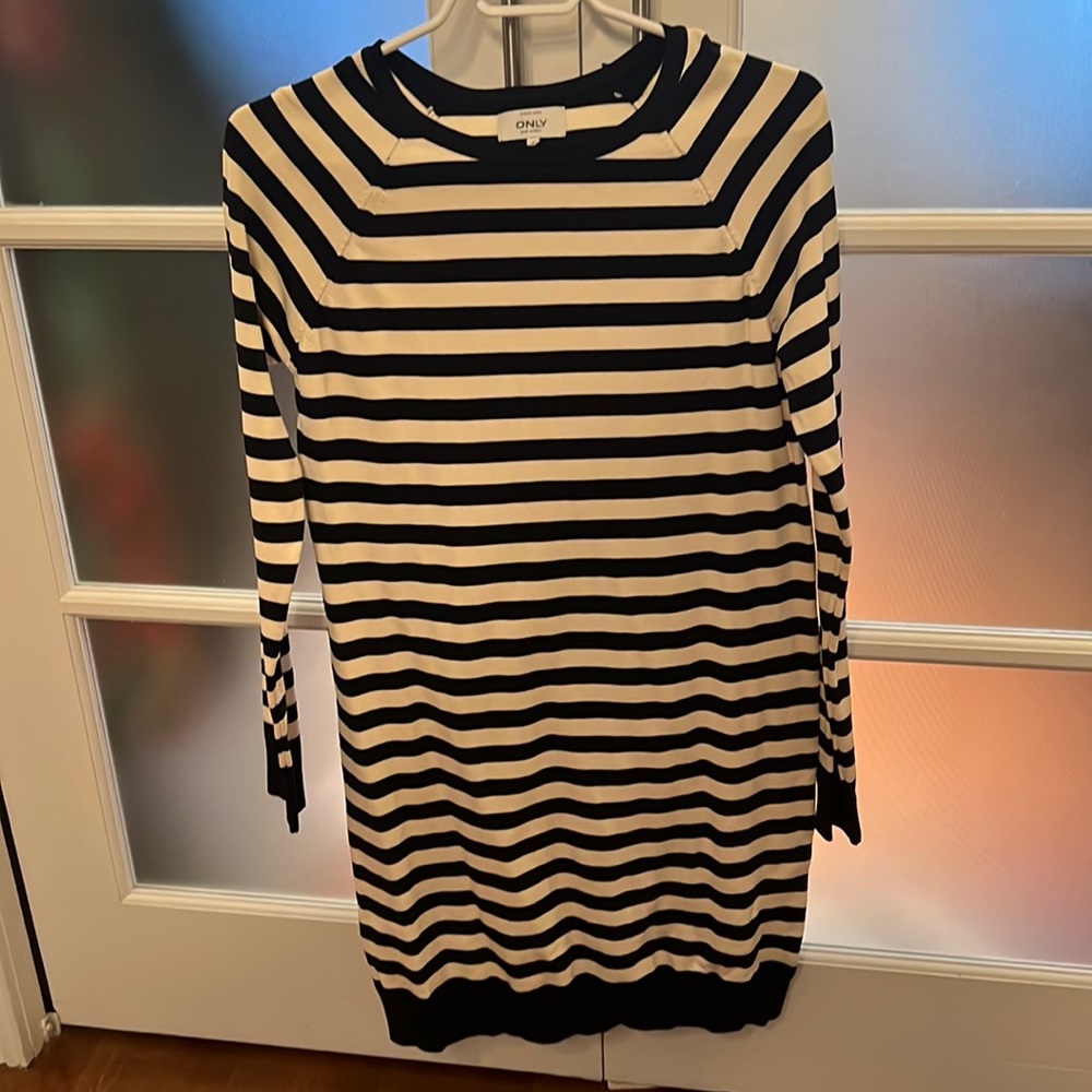 Only light knitted dress small but fits a medium